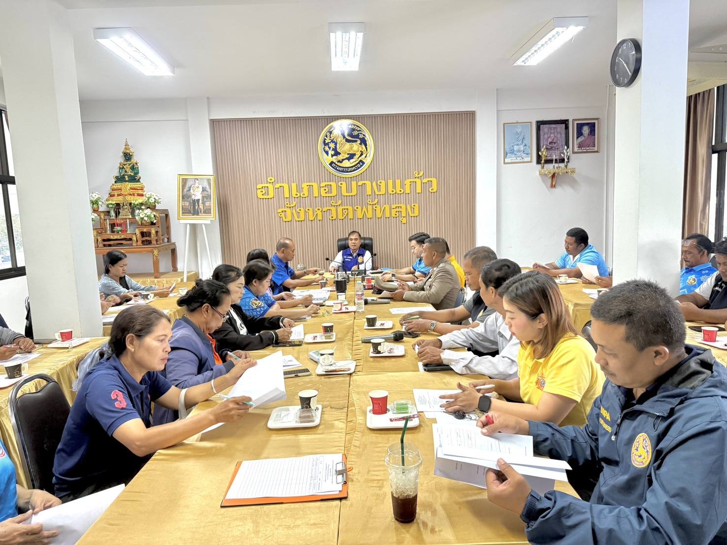 พช.บางแก้ว  ร่วมประชุมคณะกรรมการการประเมินผลและติดตามการดำเนินงานขับเคลื่อนหมู่บ้าน/ชุมชนสีขาว ปลอดยาเสพติด