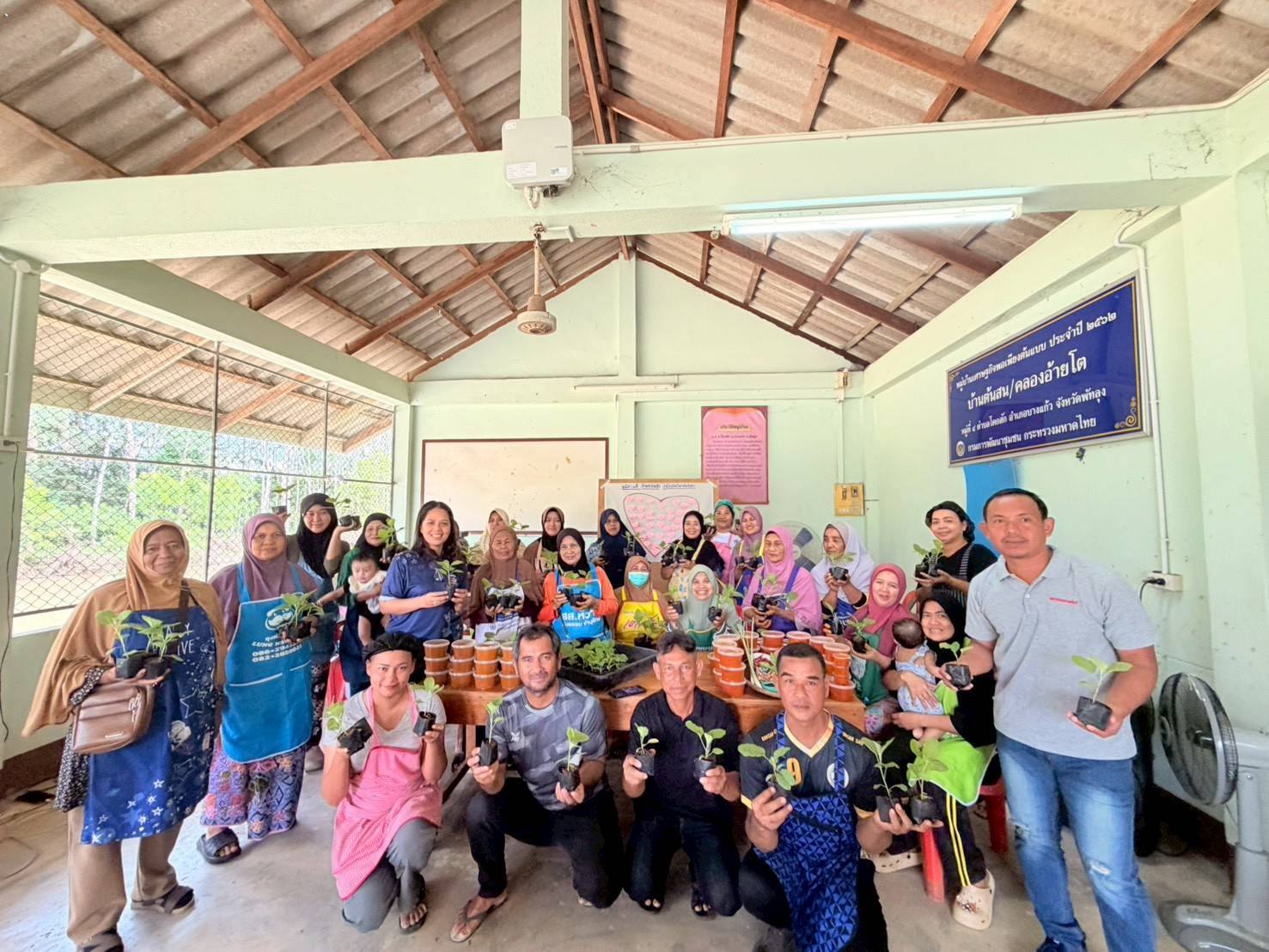 สาธิตอาชีพการทำเครื่องแกง เช่น เครื่องแกงส้ม/เครื่องแกงเผ็ด