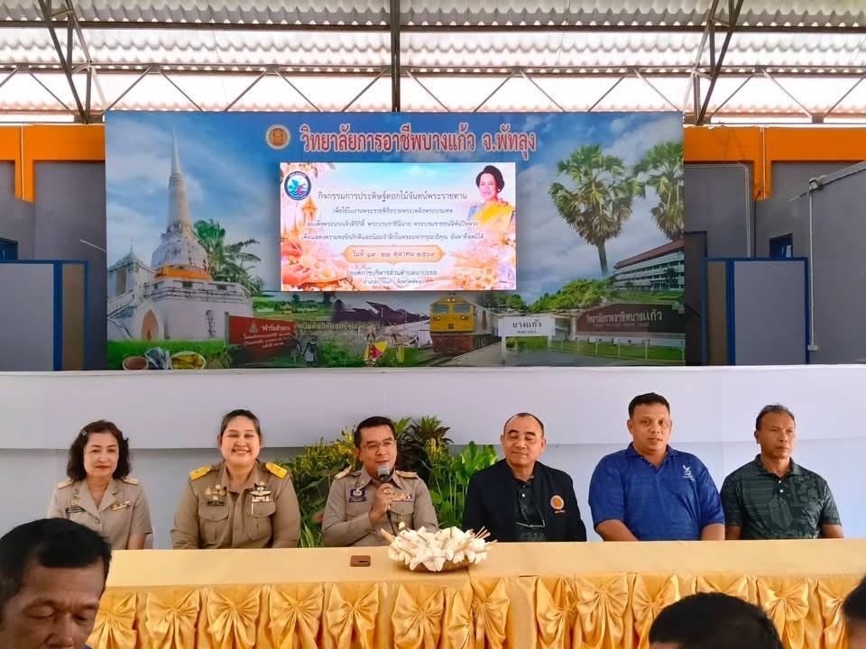 พช.บางแก้ว ร่วมประดิษฐ์ดอกไม้จันทน์กับ องค์การบริหารส่วนตำบลนาปะขอ